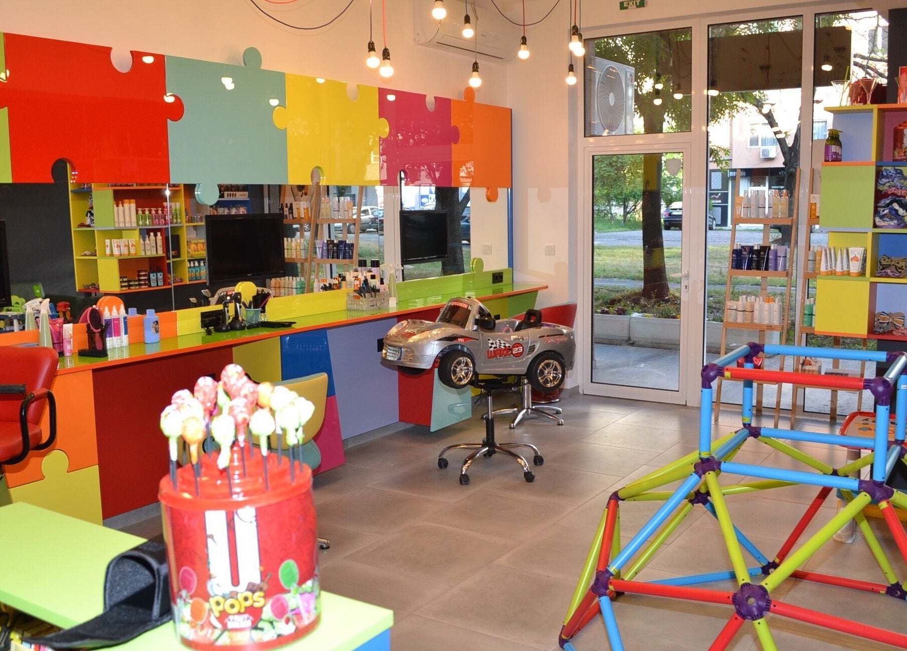 Детски кът в ПЪЗЕЛ Бургас кв. Изгрев, Бургас, Бургас, BG със светли и цветни декорации.