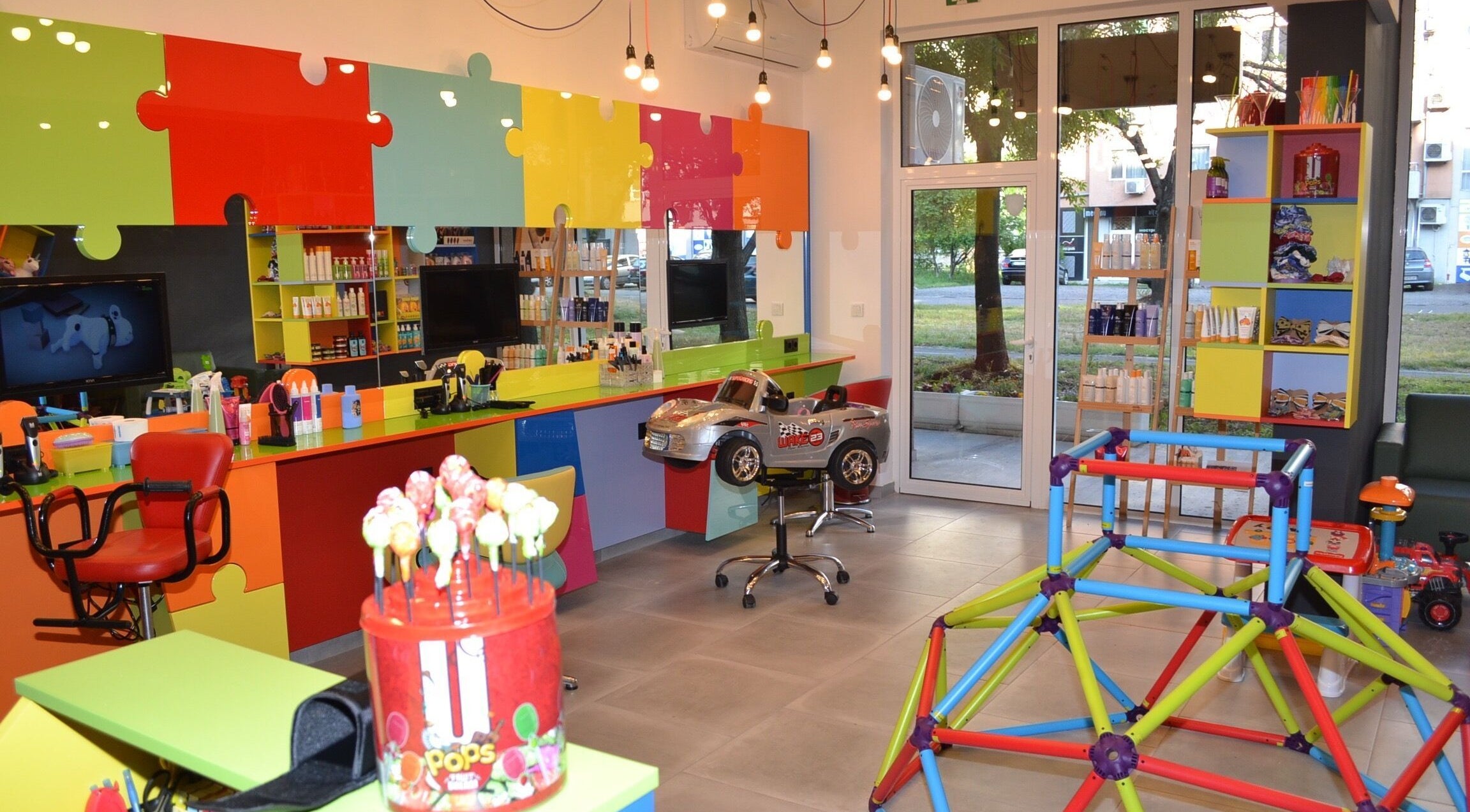 Детски кът в ПЪЗЕЛ Бургас кв. Изгрев, Бургас, Бургас, BG със светли и цветни декорации.