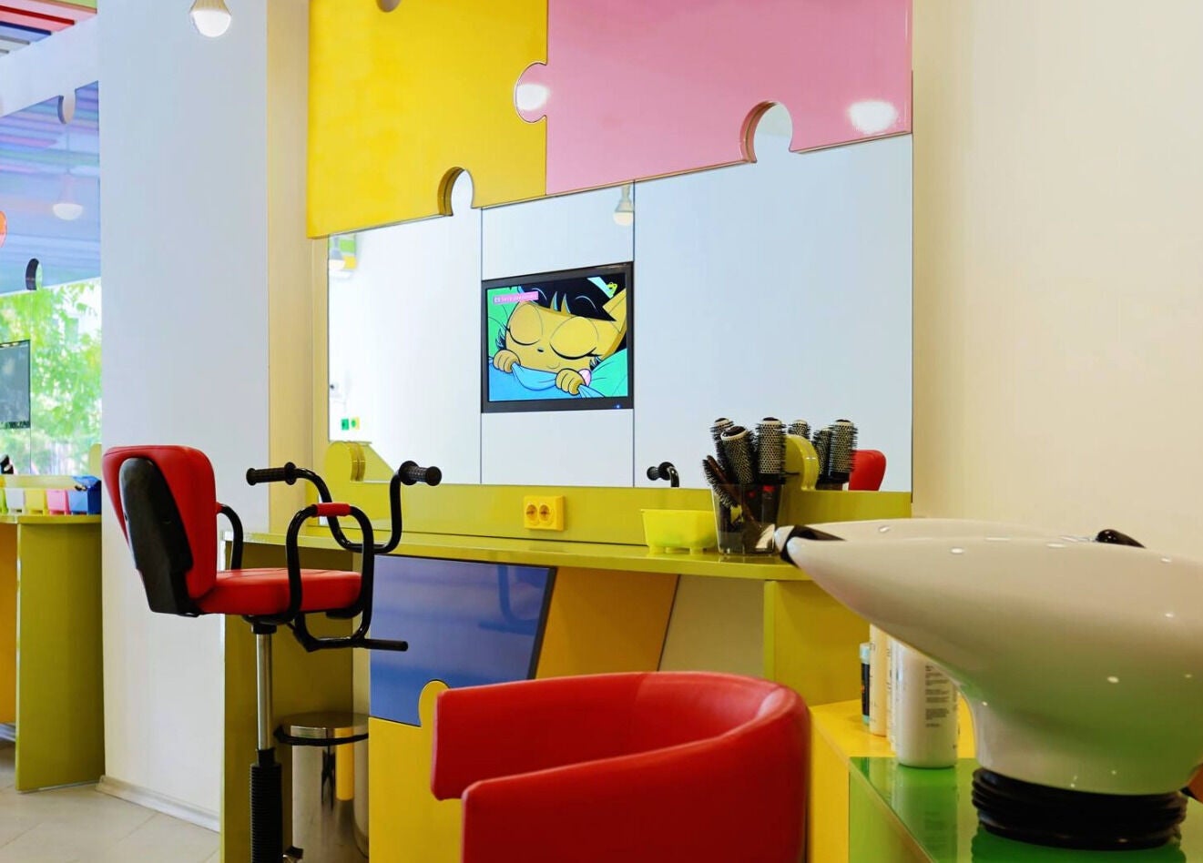 Ярък и модерен салон в ПЪЗЕЛ Бургас кв. Изгрев, ул. Бургас, Бургас, BG с удобни столове и елегантен дизайн.