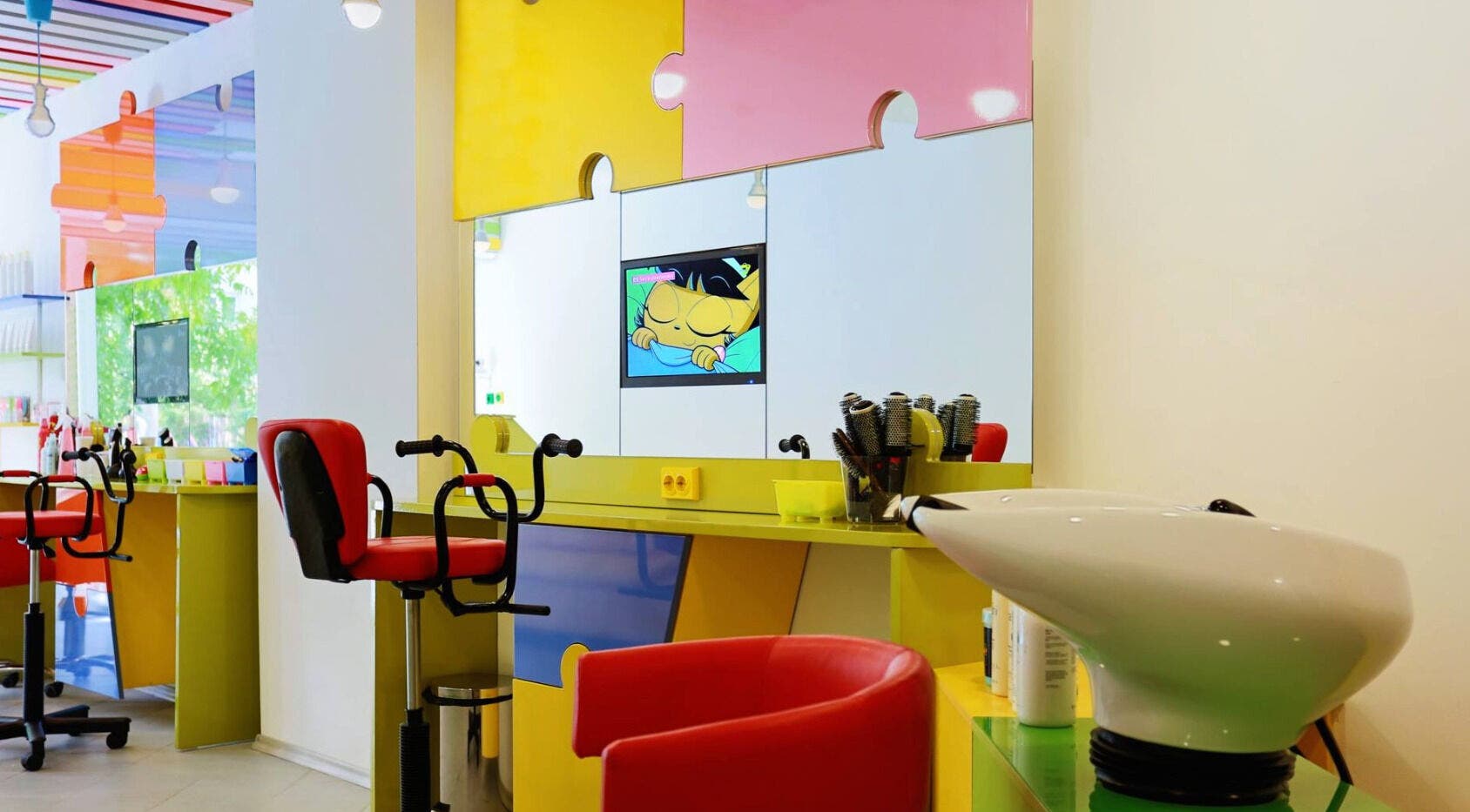 Ярък и модерен салон в ПЪЗЕЛ Бургас кв. Изгрев, ул. Бургас, Бургас, BG с удобни столове и елегантен дизайн.