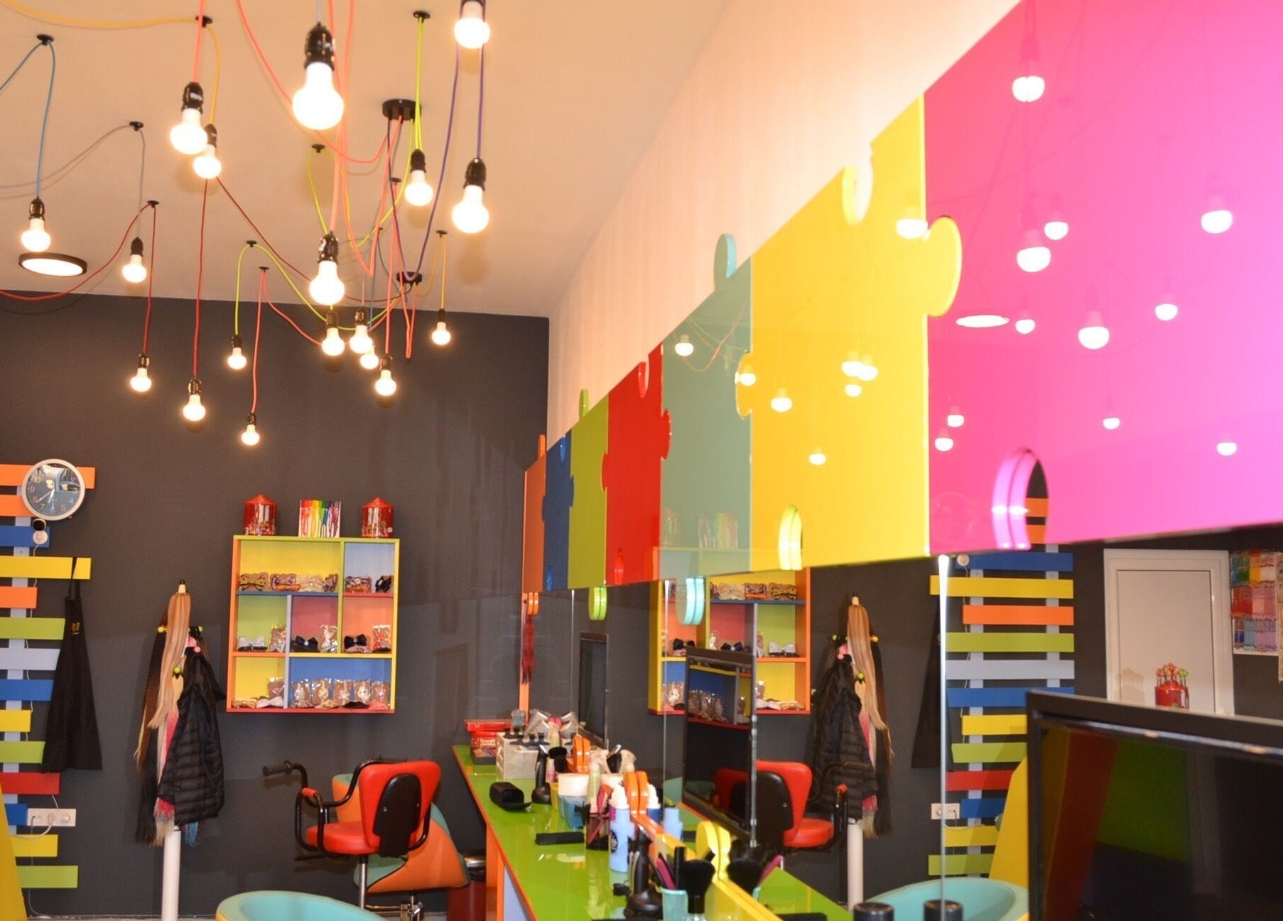 Цветен интериор на салон ПЪЗЕЛ Бургас кв. Изгрев, Бургас, Бургас, BG с ярки лампи и декорации.