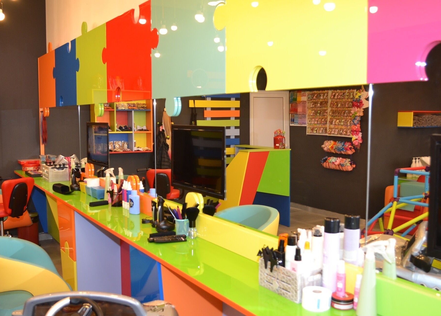 Цветно обзавеждане в ПЪЗЕЛ Бургас кв. Изгрев, Бургас, Бургас, BG, идеално за коса и маникюр.