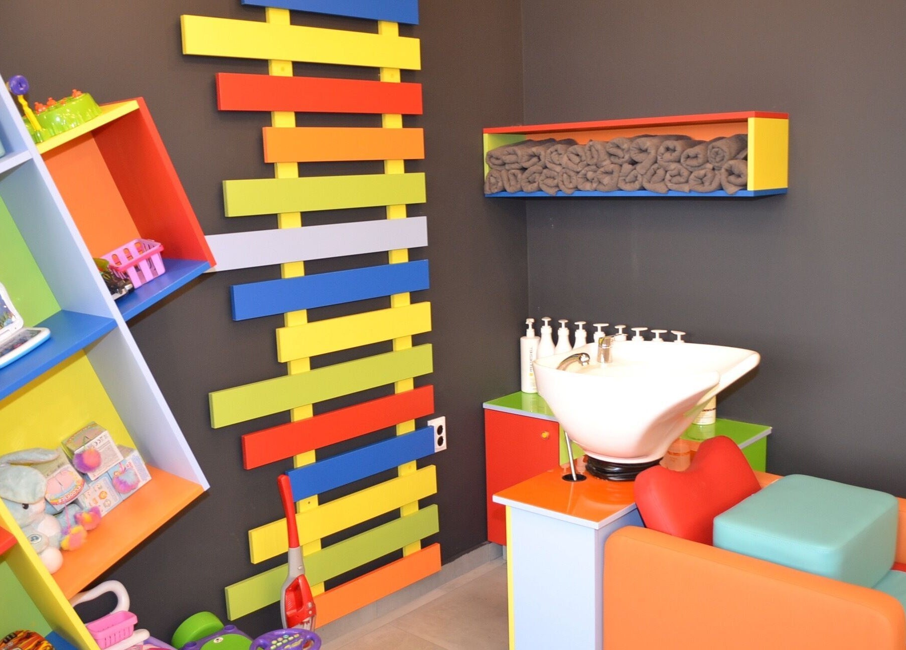 Цветно детско пространство в ПЪЗЕЛ Бургас кв. Изгрев, Бургас, Бургас, BG с играчки и умивалник.