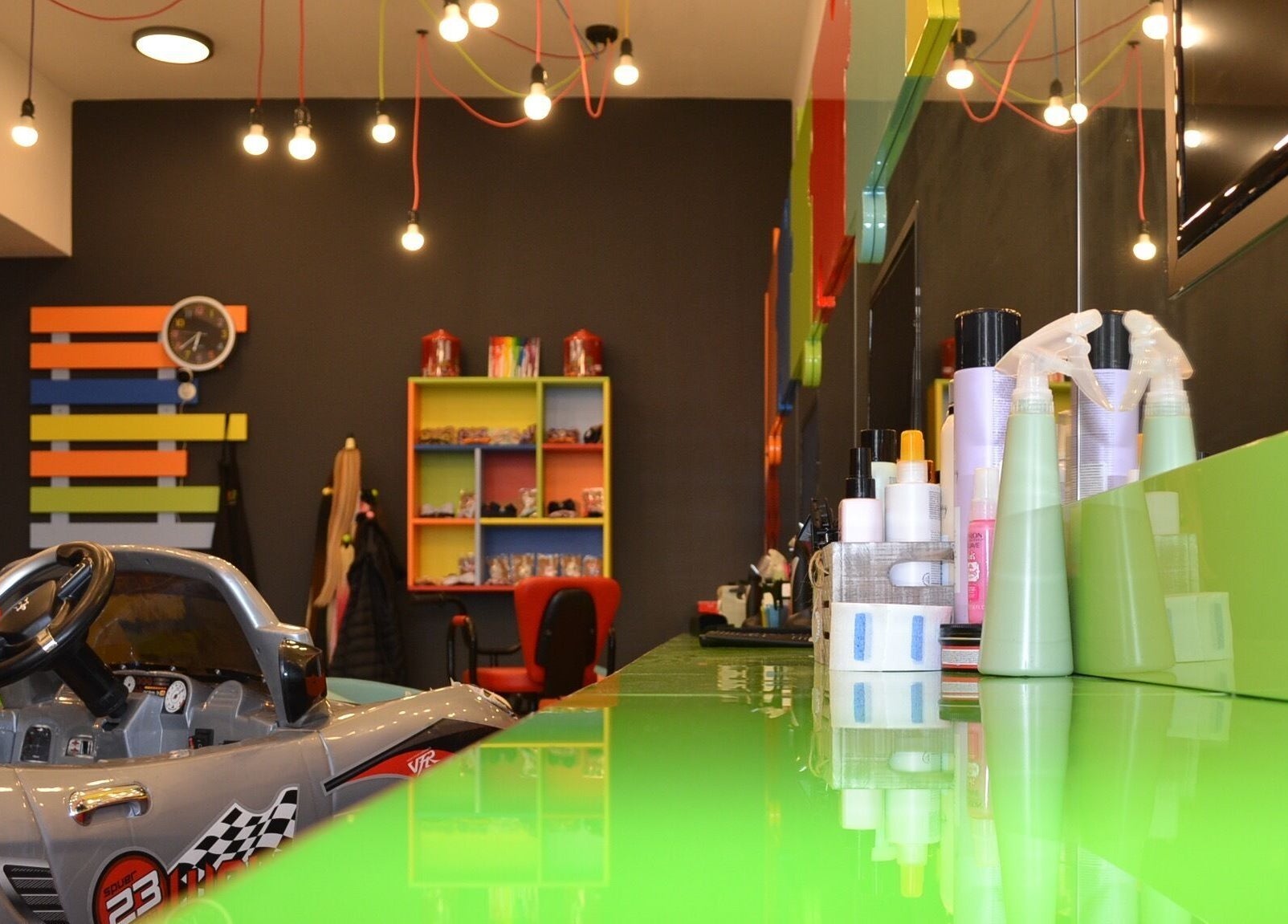 Игрив и модерен салон в ПЪЗЕЛ Бургас кв. Изгрев, Бургас, Бургас, BG с живописен интериор.