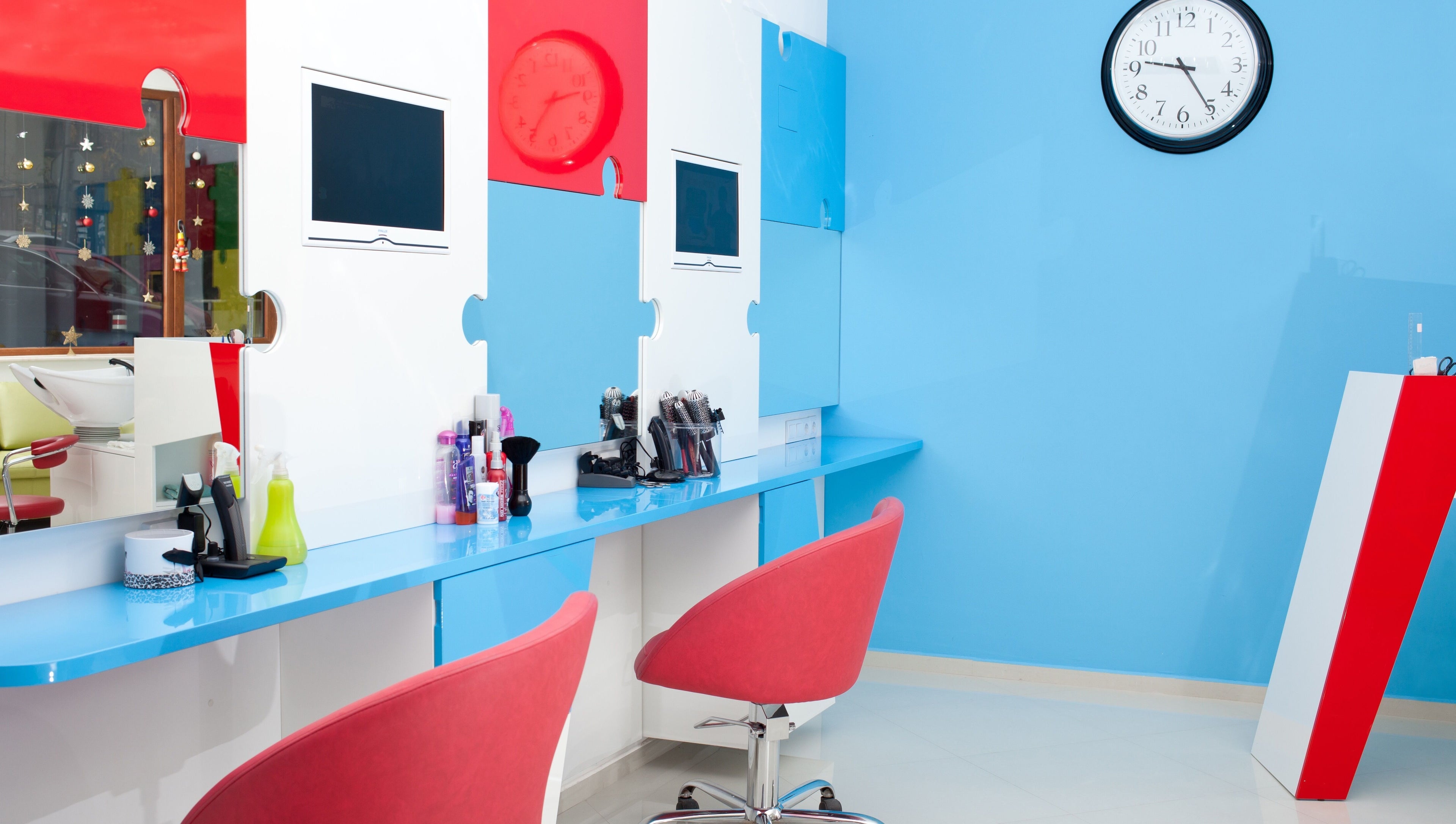 Модерен интериор на ПЪЗЕЛ София кв. Разсадника, София, BG с цветни стени и удобни столове.