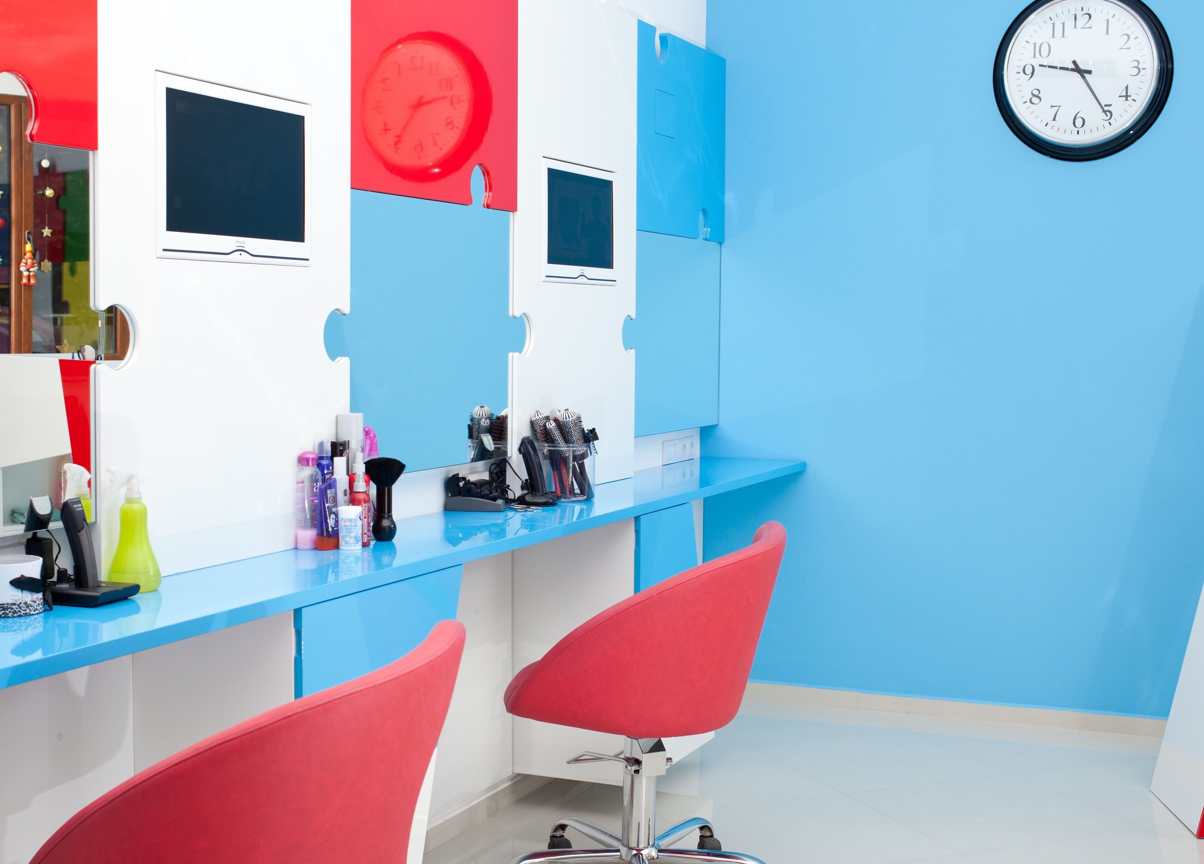 Модерен интериор на ПЪЗЕЛ София кв. Разсадника, София, BG с цветни стени и удобни столове.