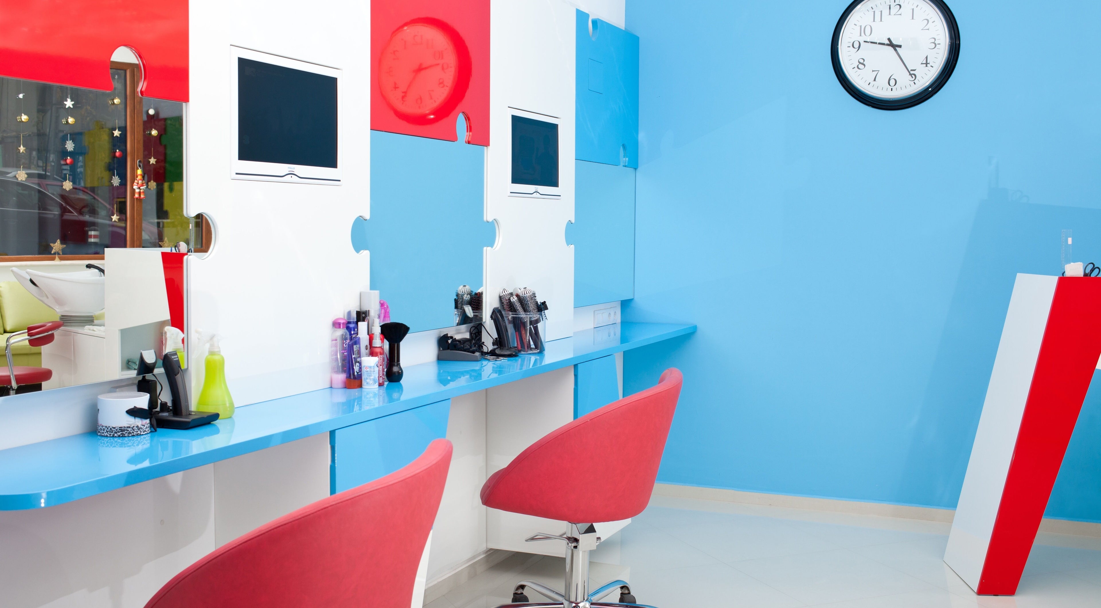 Модерен интериор на ПЪЗЕЛ София кв. Разсадника, София, BG с цветни стени и удобни столове.