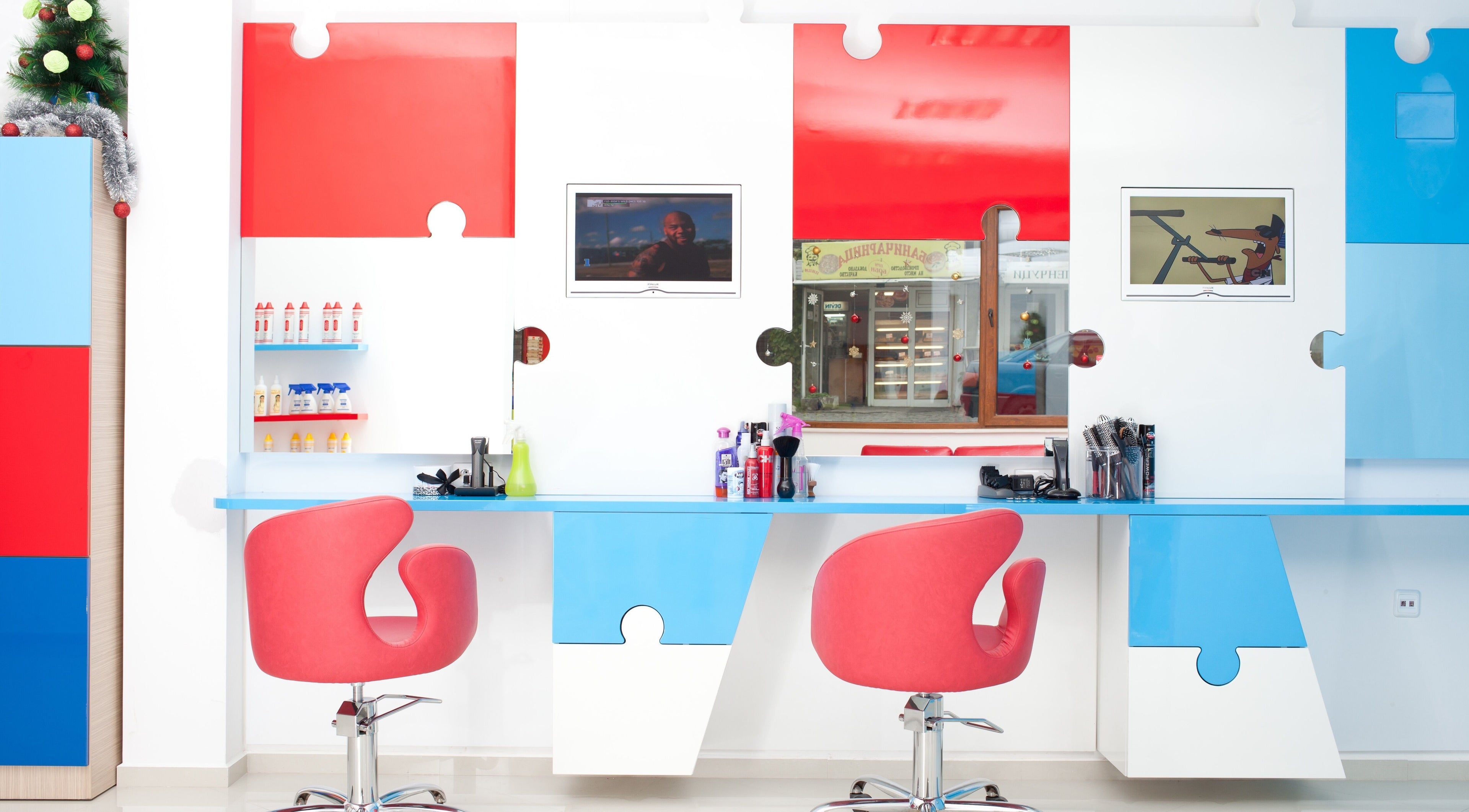 Цветен интериор в ПЪЗЕЛ София кв. Разсадника, София, BG, идеален за красота и релакс.