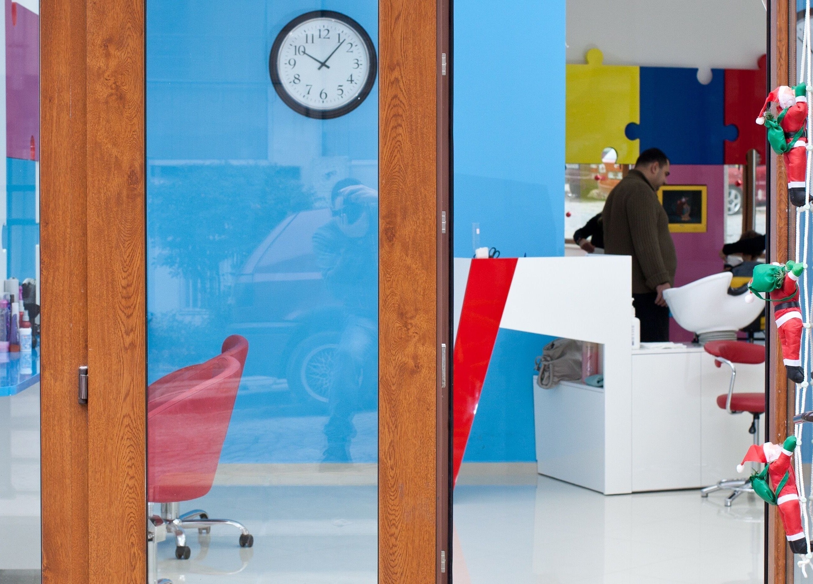 Входът на ПЪЗЕЛ София кв. Разсадника с ярки цветове и празнична декорация. София, BG.