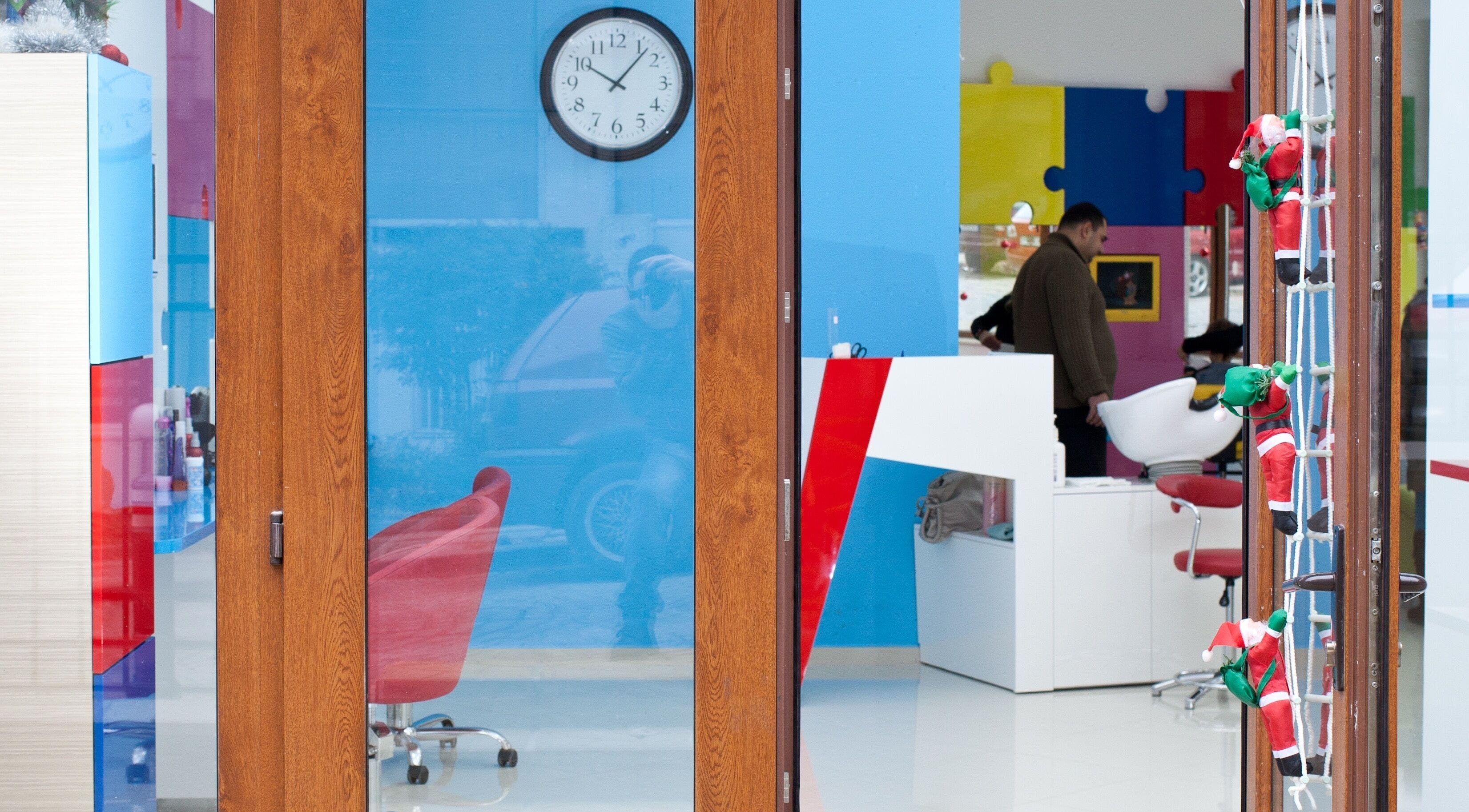 Входът на ПЪЗЕЛ София кв. Разсадника с ярки цветове и празнична декорация. София, BG.