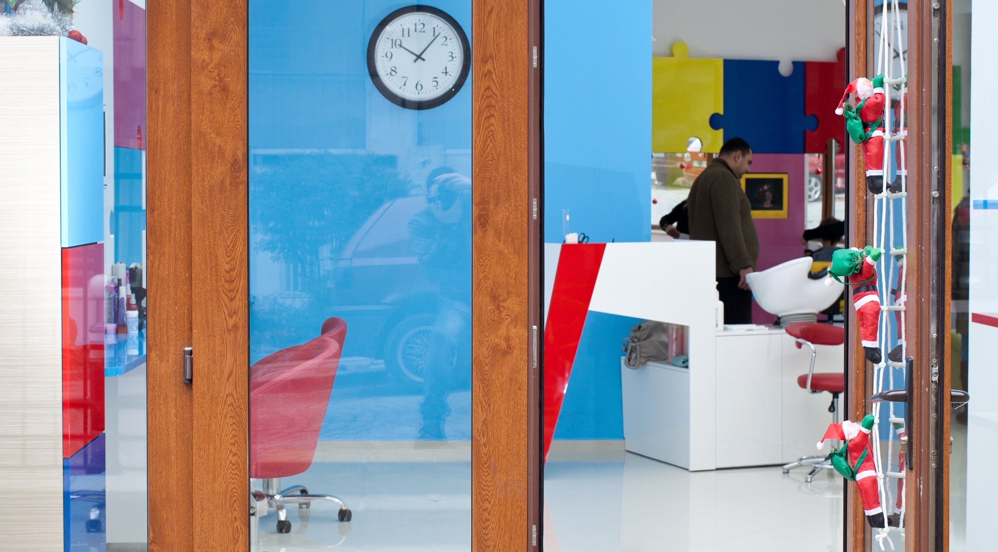 Входът на ПЪЗЕЛ София кв. Разсадника с ярки цветове и празнична декорация. София, BG.