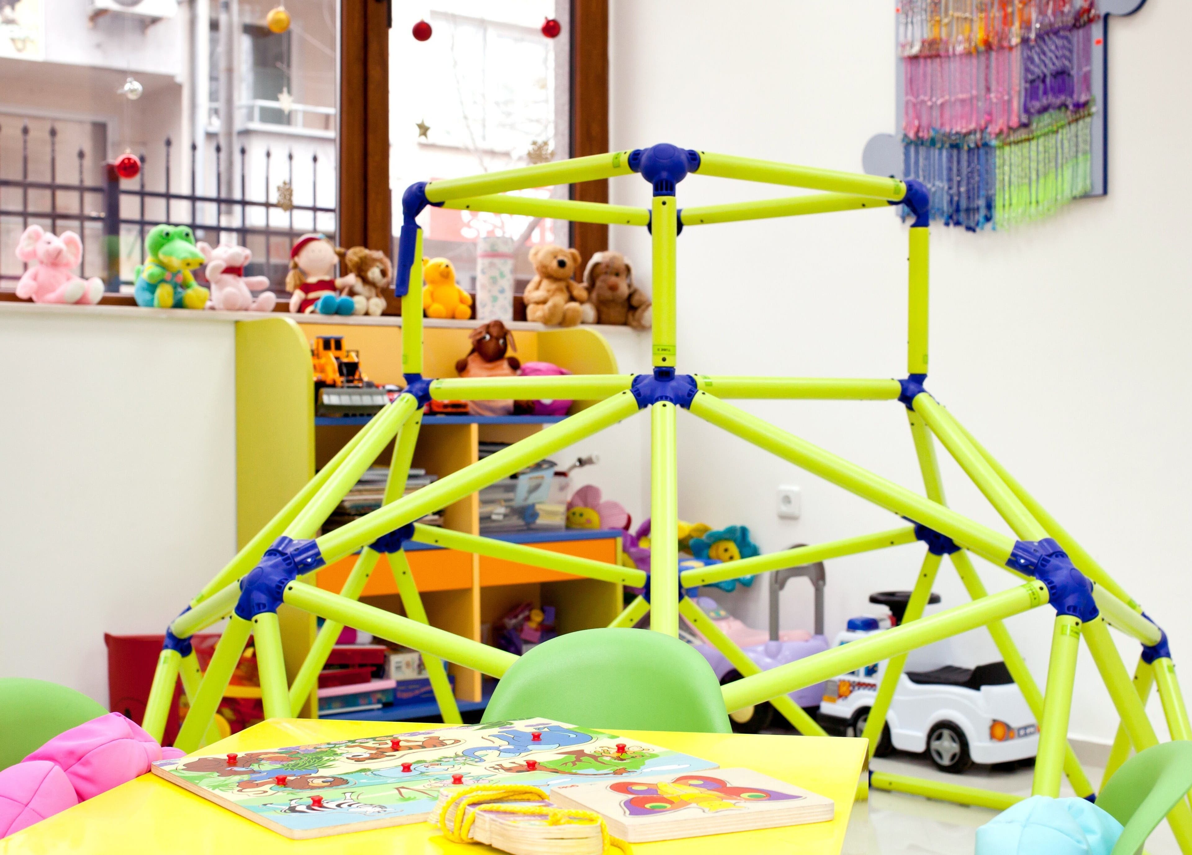 Светла детска площадка с играчки в ПЪЗЕЛ София кв. Разсадника, София, BG.