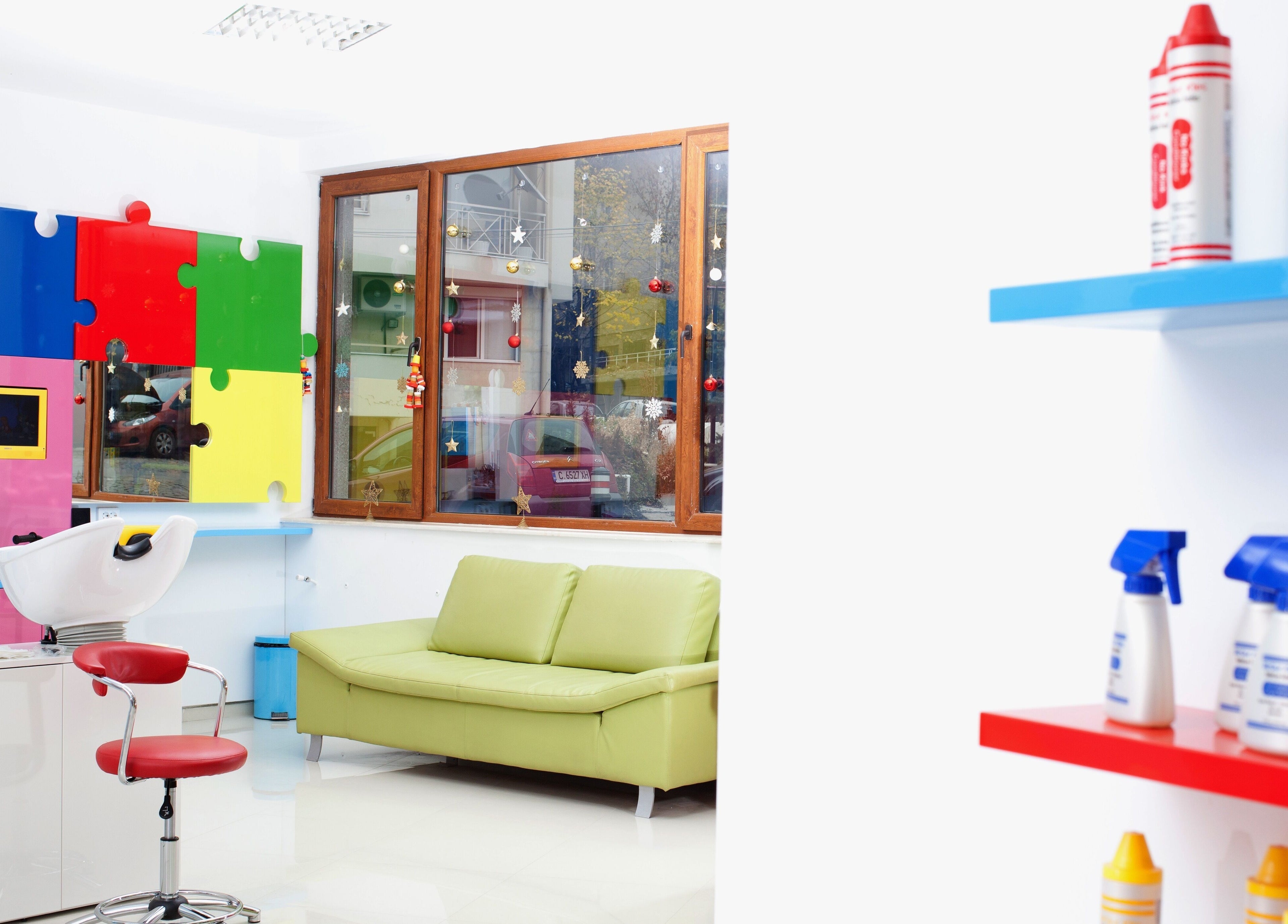 Цветно и модерно студио в ПЪЗЕЛ София кв. Разсадника, София, BG с удобни мебели и декорации.