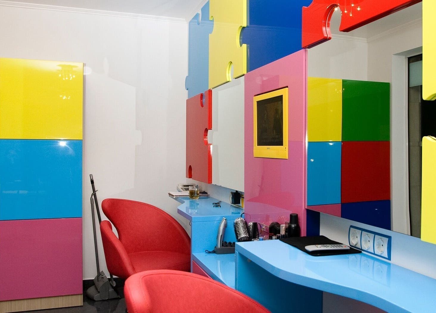 Ярка цветна интериорна стая в ПЪЗЕЛ София кв. Дружба, София, BG.