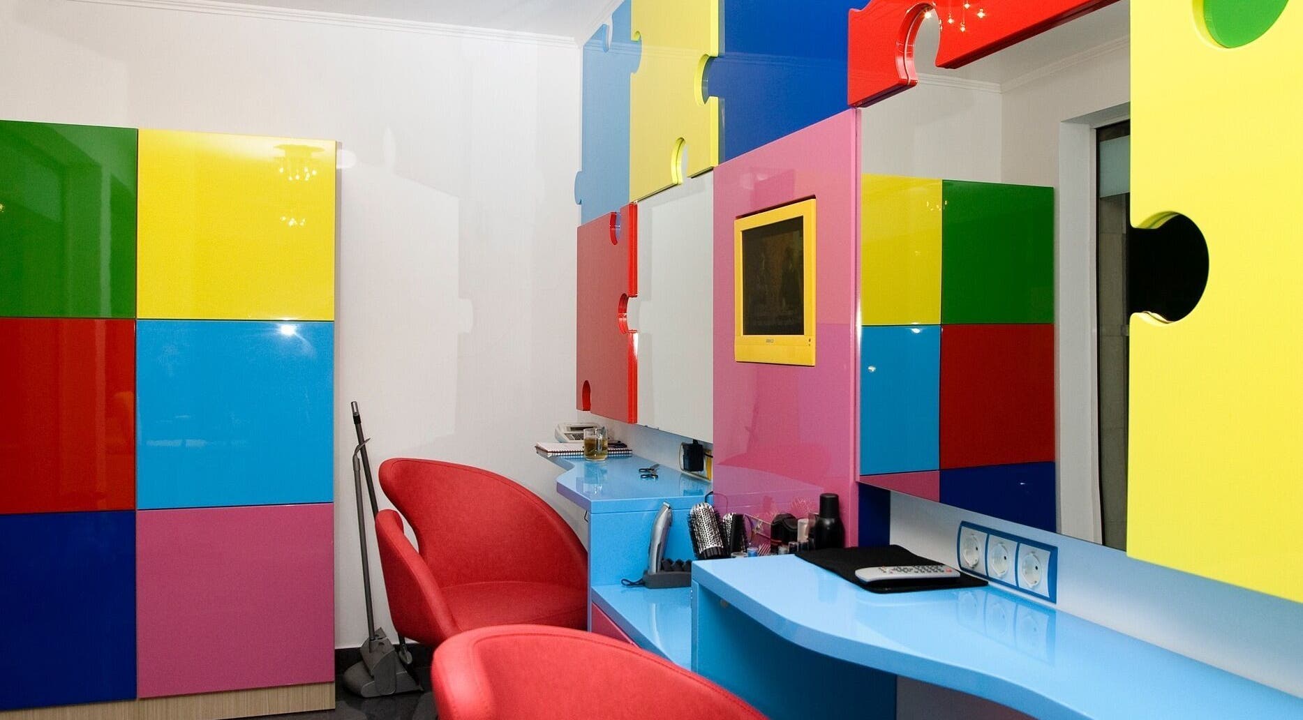 Ярка цветна интериорна стая в ПЪЗЕЛ София кв. Дружба, София, BG.