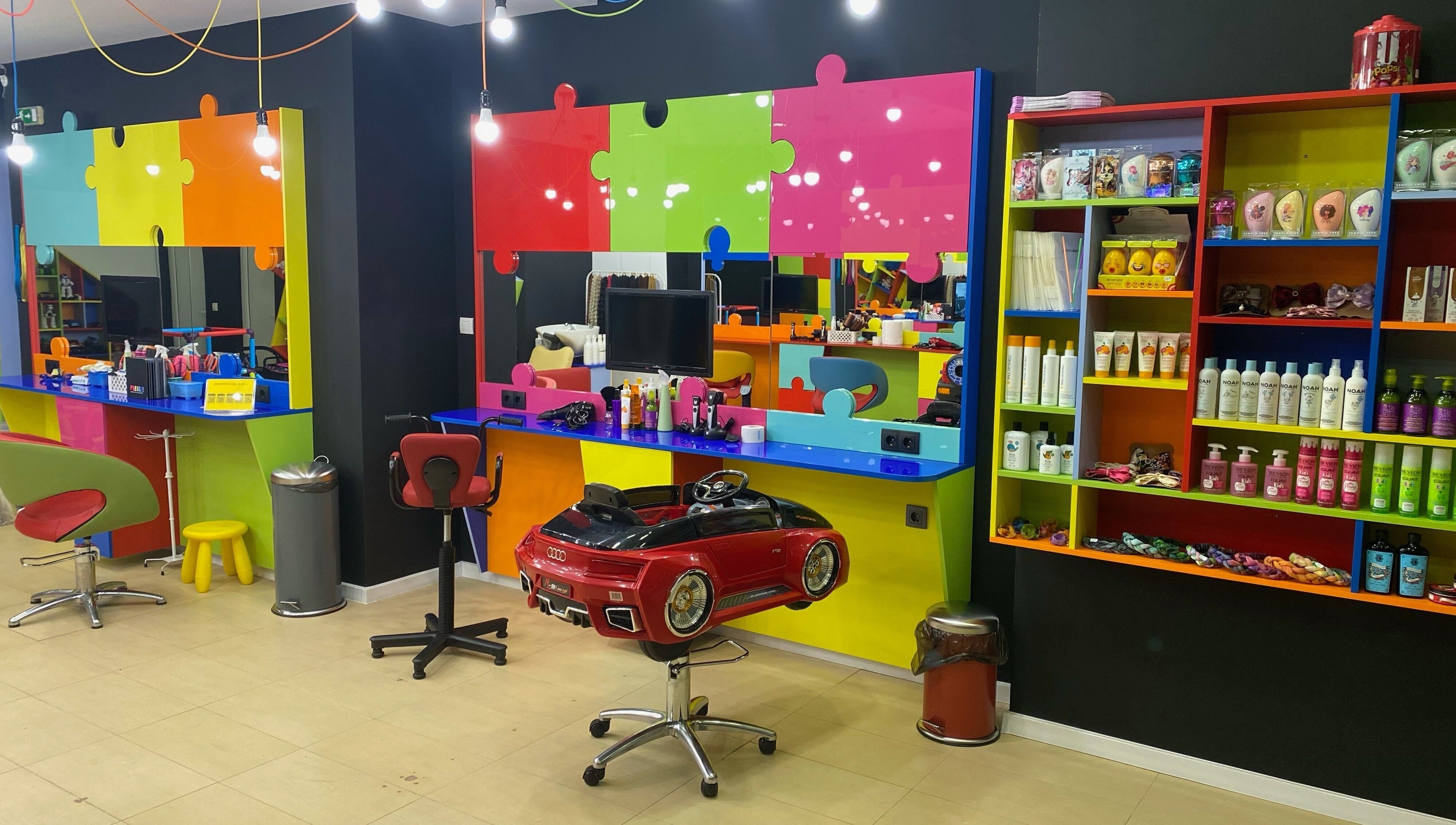 Интериор на цветно фризьорско студио ПЪЗЕЛ Плевен, Плевен, Плевен, BG.