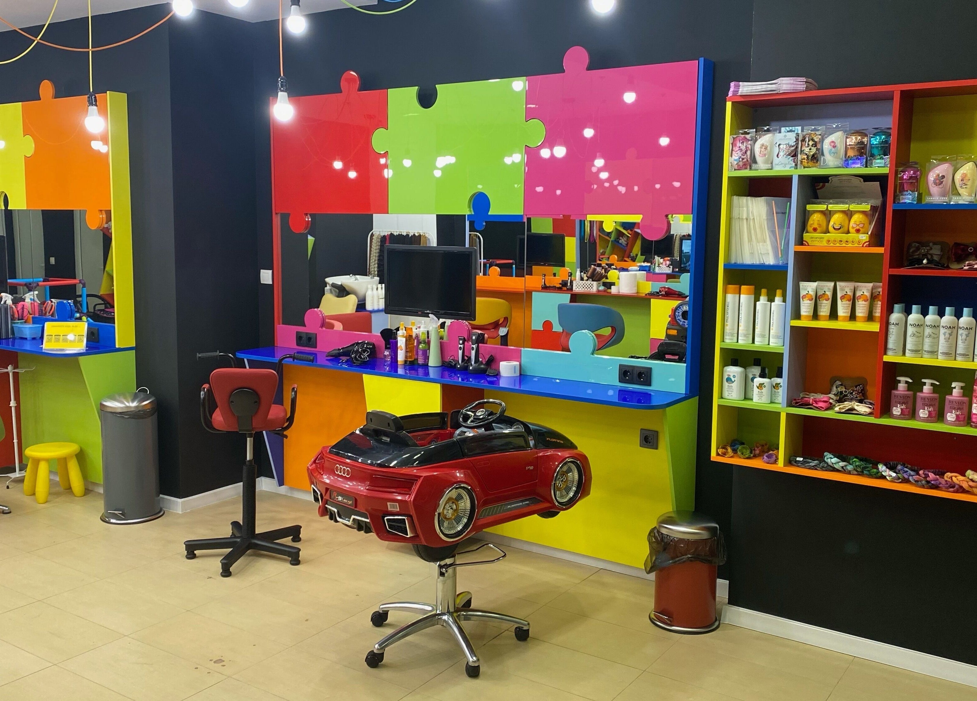 Интериор на цветно фризьорско студио ПЪЗЕЛ Плевен, Плевен, Плевен, BG.