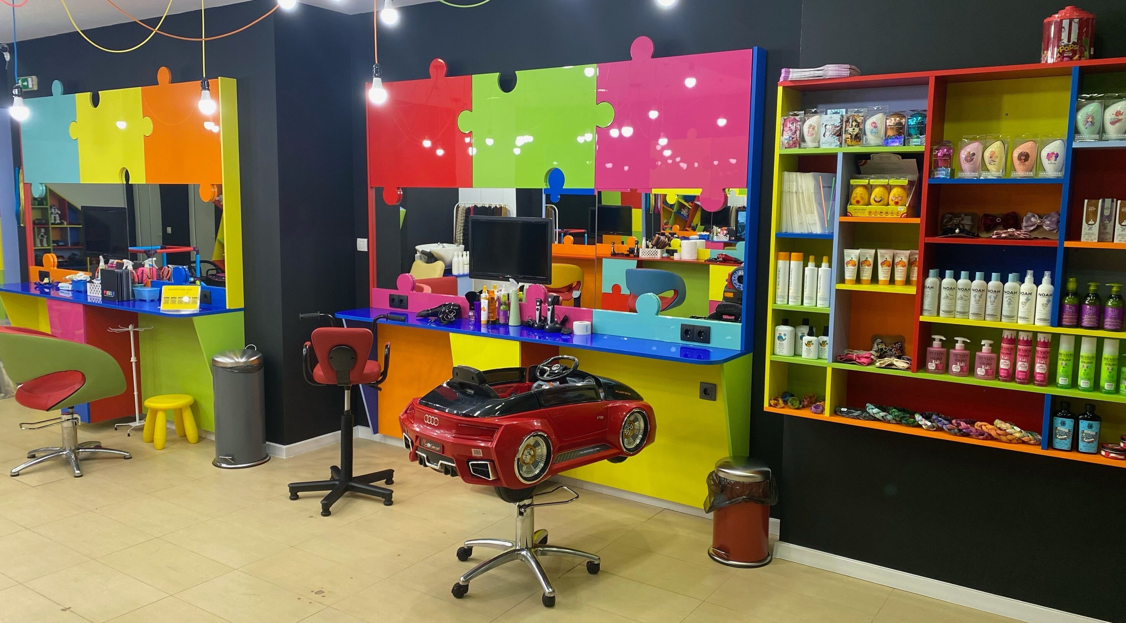 Интериор на цветно фризьорско студио ПЪЗЕЛ Плевен, Плевен, Плевен, BG.