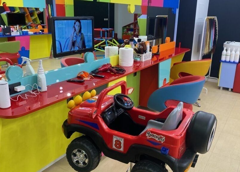 Цветен детски салон в ПЪЗЕЛ Плевен, Плевен, BG с уникален авто стол и ярки мебели.