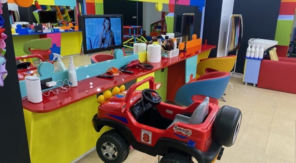 Цветен детски салон в ПЪЗЕЛ Плевен, Плевен, BG с уникален авто стол и ярки мебели.