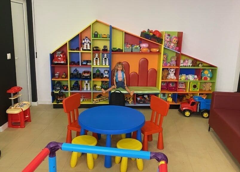 Цветна детска стая в ПЪЗЕЛ Плевен, Плевен, BG с играчки и столчета.