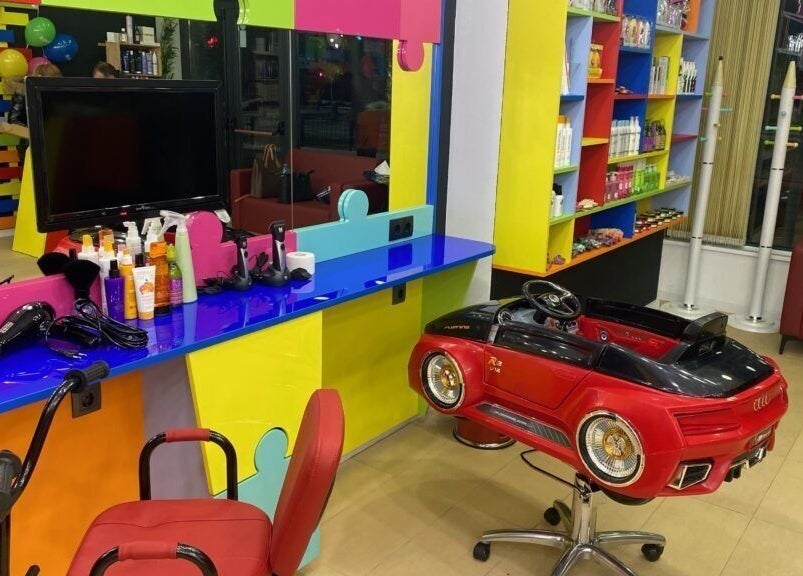 Ярък козметичен салон за деца в ПЪЗЕЛ Плевен, Плевен, BG с игрива атмосфера и кола стол.