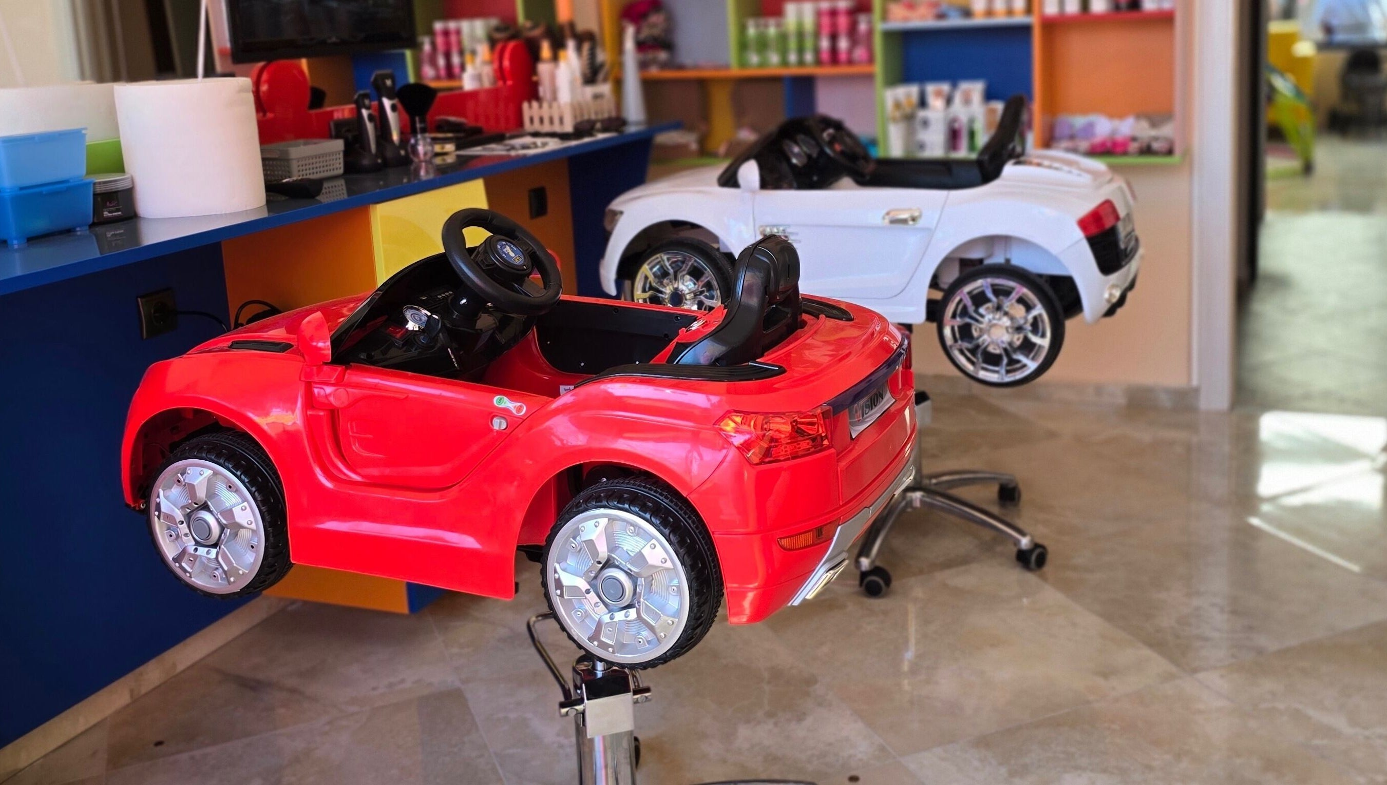 Детски коли-столове в салон ПЪЗЕЛ Варна кв. Възраждане, Варна, BG, подходящи за стайлинг услуги.