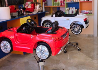 Детски коли-столове в салон ПЪЗЕЛ Варна кв. Възраждане, Варна, BG, подходящи за стайлинг услуги.