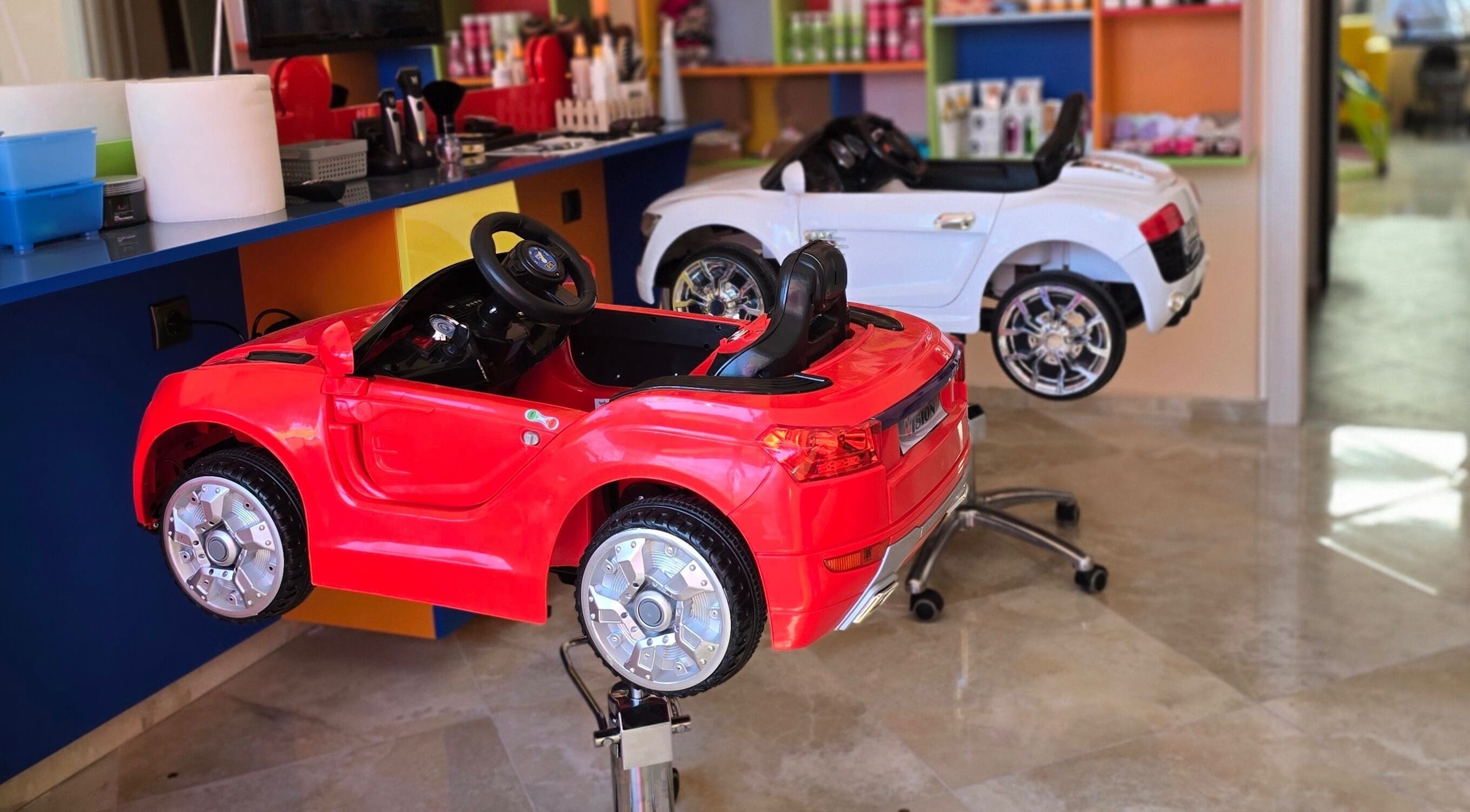 Детски коли-столове в салон ПЪЗЕЛ Варна кв. Възраждане, Варна, BG, подходящи за стайлинг услуги.