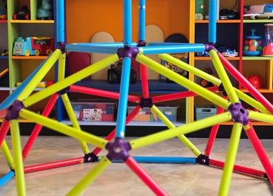 Детски кът в ПЪЗЕЛ Варна кв. Възраждане, Варна, BG с цветна играчка и забавни играчки на рафта.