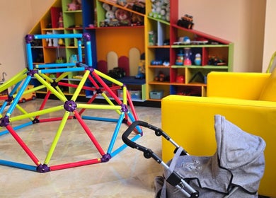 Игрално пространство в ПЪЗЕЛ Варна кв. Възраждане, Варна, BG с ярки играчки и цветни мебели.