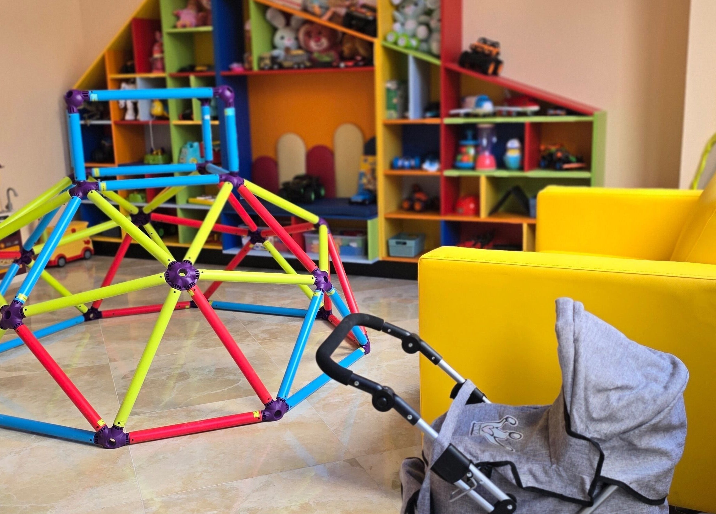 Игрално пространство в ПЪЗЕЛ Варна кв. Възраждане, Варна, BG с ярки играчки и цветни мебели.
