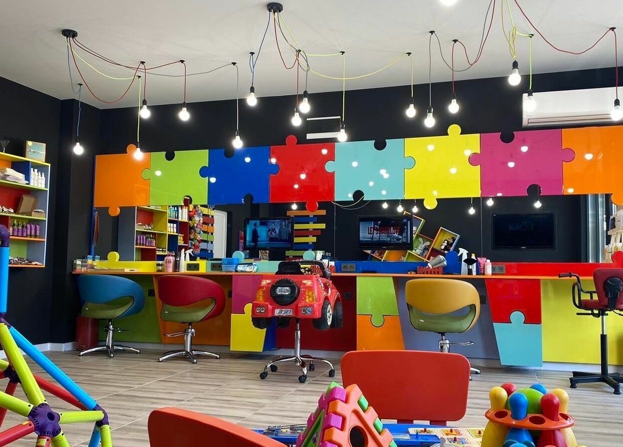 Пъстро студио в ПЪЗЕЛ Пловдив кв. Христо Смирненски, Пловдив, Пловдив, BG с цветни мебели и пъзел декор.