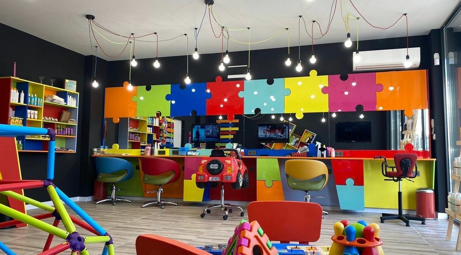 Пъстро студио в ПЪЗЕЛ Пловдив кв. Христо Смирненски, Пловдив, Пловдив, BG с цветни мебели и пъзел декор.