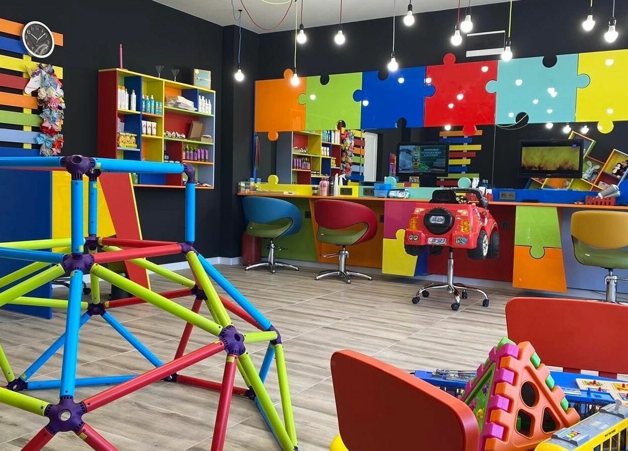 Цветен интериор в ПЪЗЕЛ Пловдив кв. Христо Смирненски, Пловдив, Пловдив, BG, със забавни детски кътове.