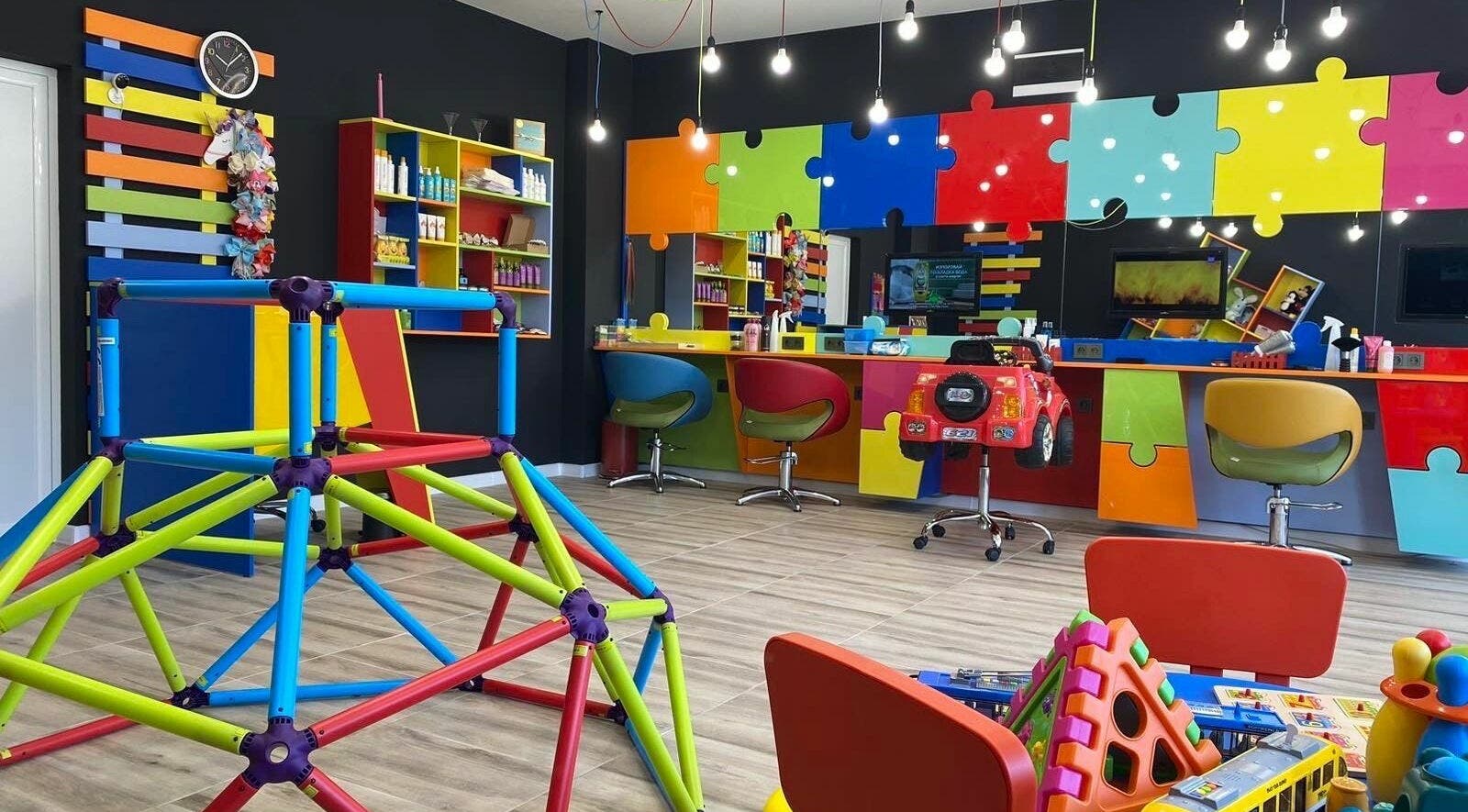 Цветен интериор в ПЪЗЕЛ Пловдив кв. Христо Смирненски, Пловдив, Пловдив, BG, със забавни детски кътове.