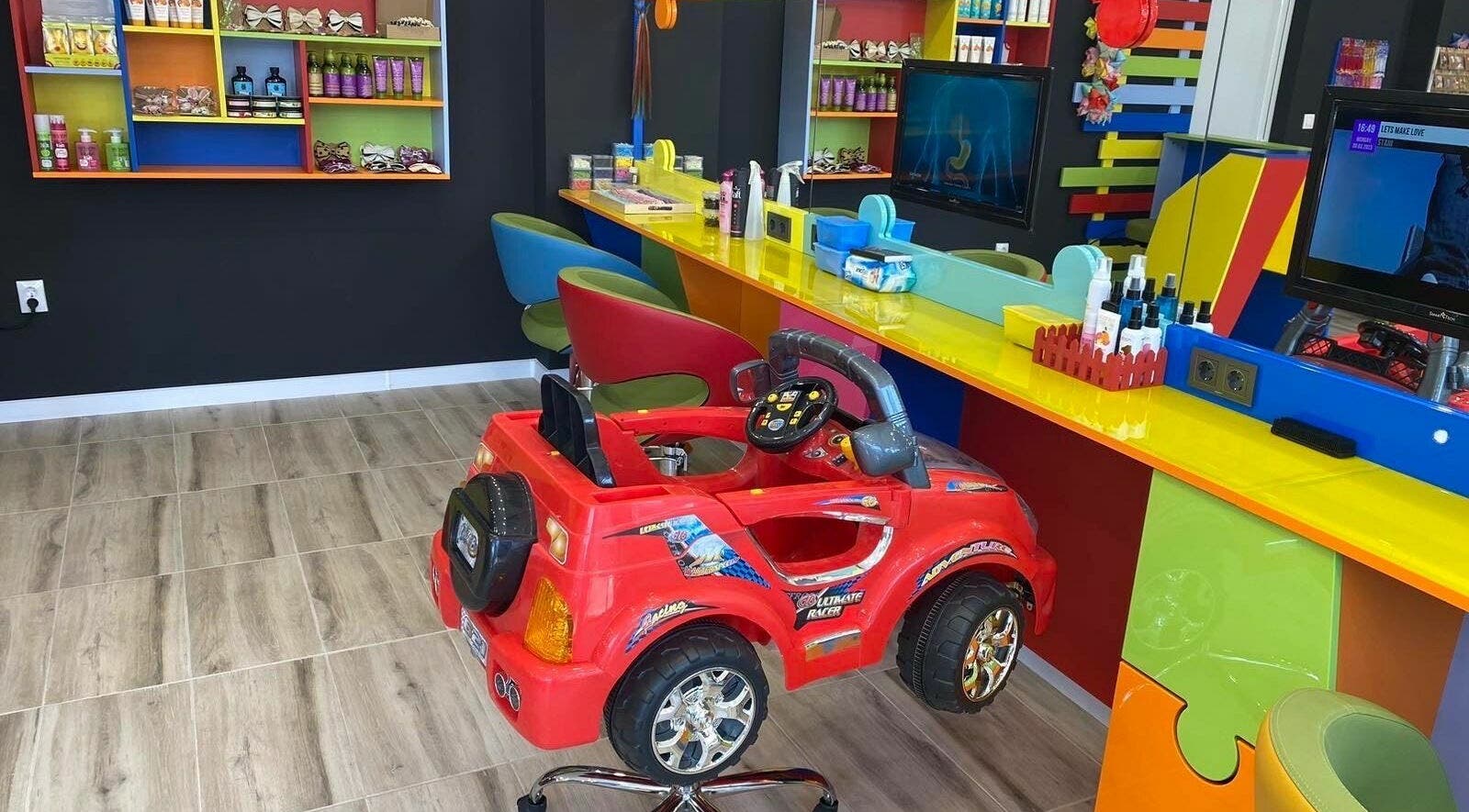 Ярък детски салон в ПЪЗЕЛ Пловдив кв. Христо Смирненски, Пловдив, BG с детски стол кола.