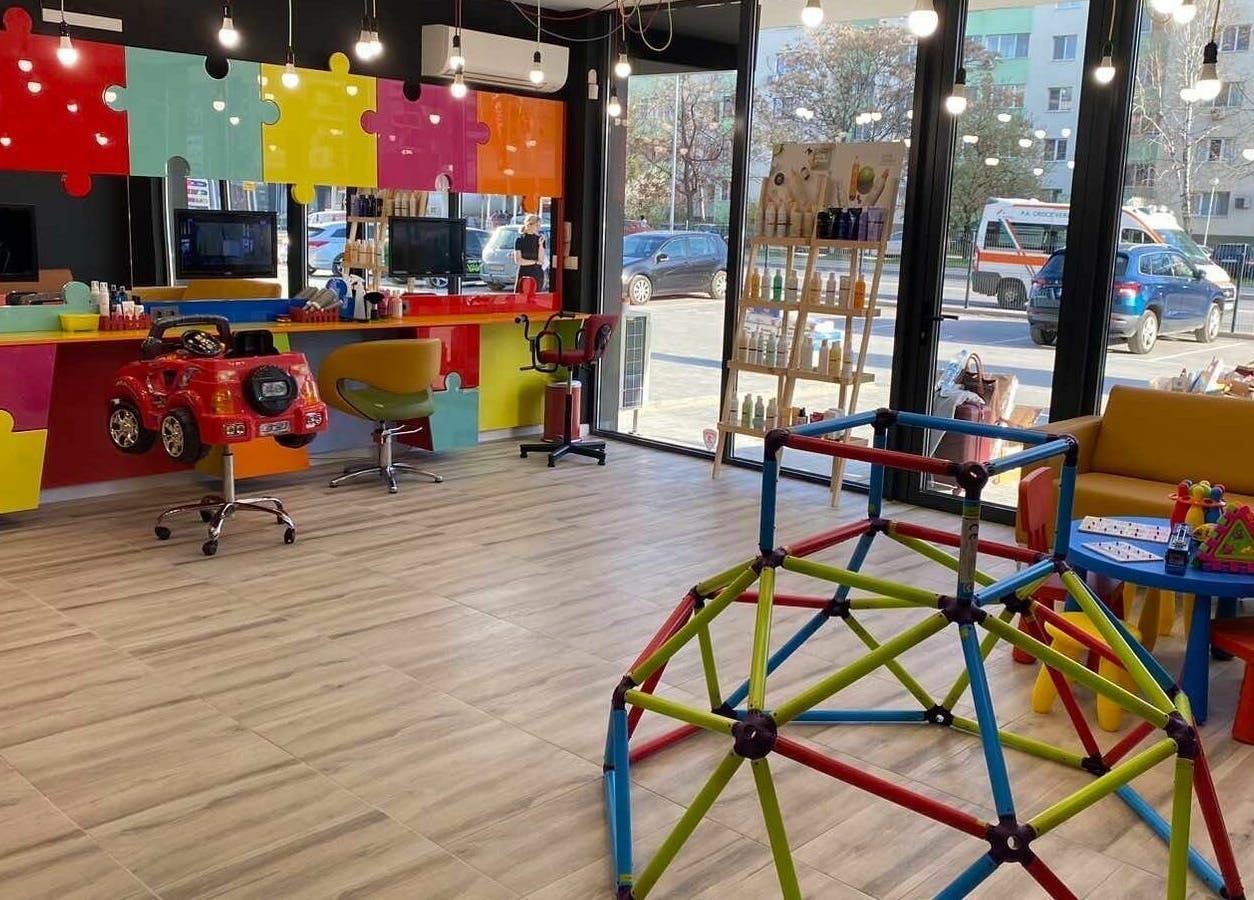 Цветен детски кът в ПЪЗЕЛ Пловдив кв. Христо Смирненски, Пловдив, Пловдив, BG с игрална зона и декор.