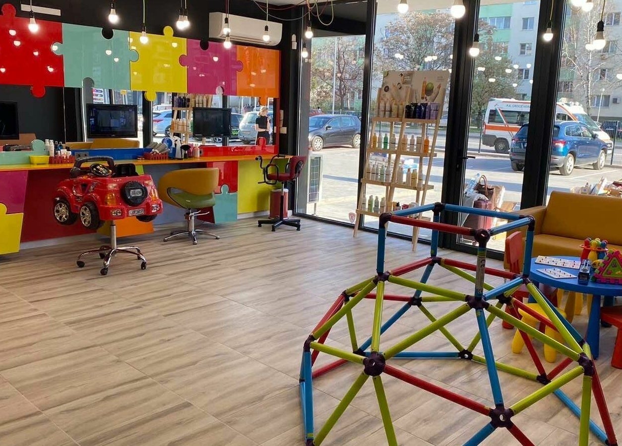 Цветен детски кът в ПЪЗЕЛ Пловдив кв. Христо Смирненски, Пловдив, Пловдив, BG с игрална зона и декор.