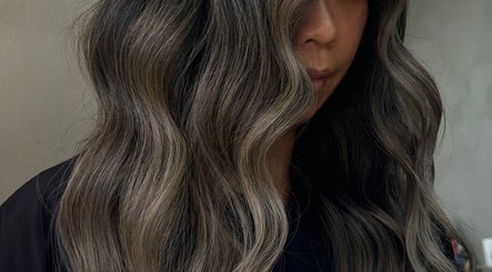 Elegant wavy hairstyle by Estrella Salon in San Diego, California, US. Perfect for a stylish makeover.