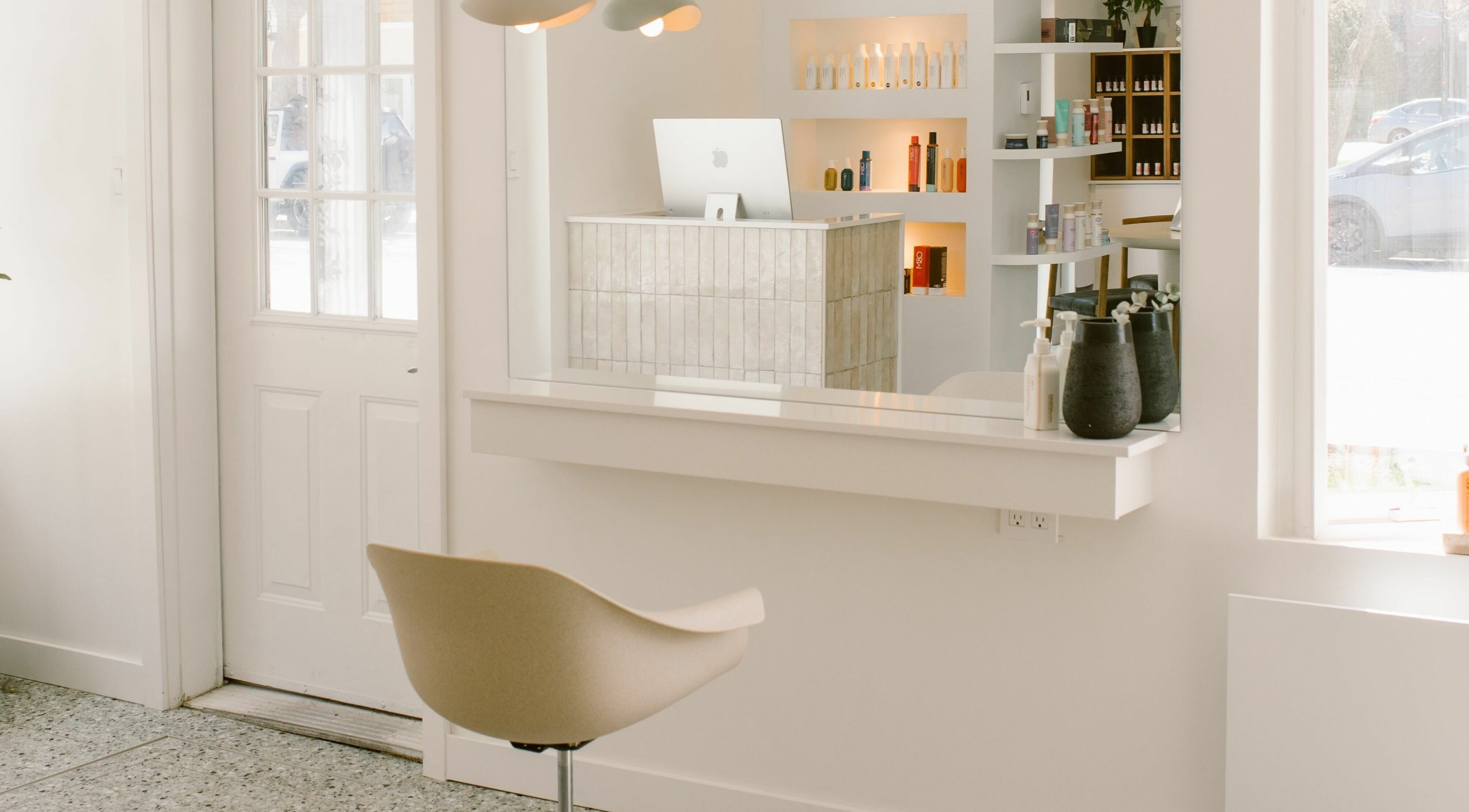 Intérieur élégant et minimaliste de Mane by TK à Pointe-Claire, Québec, CA, montrant accueil moderne.