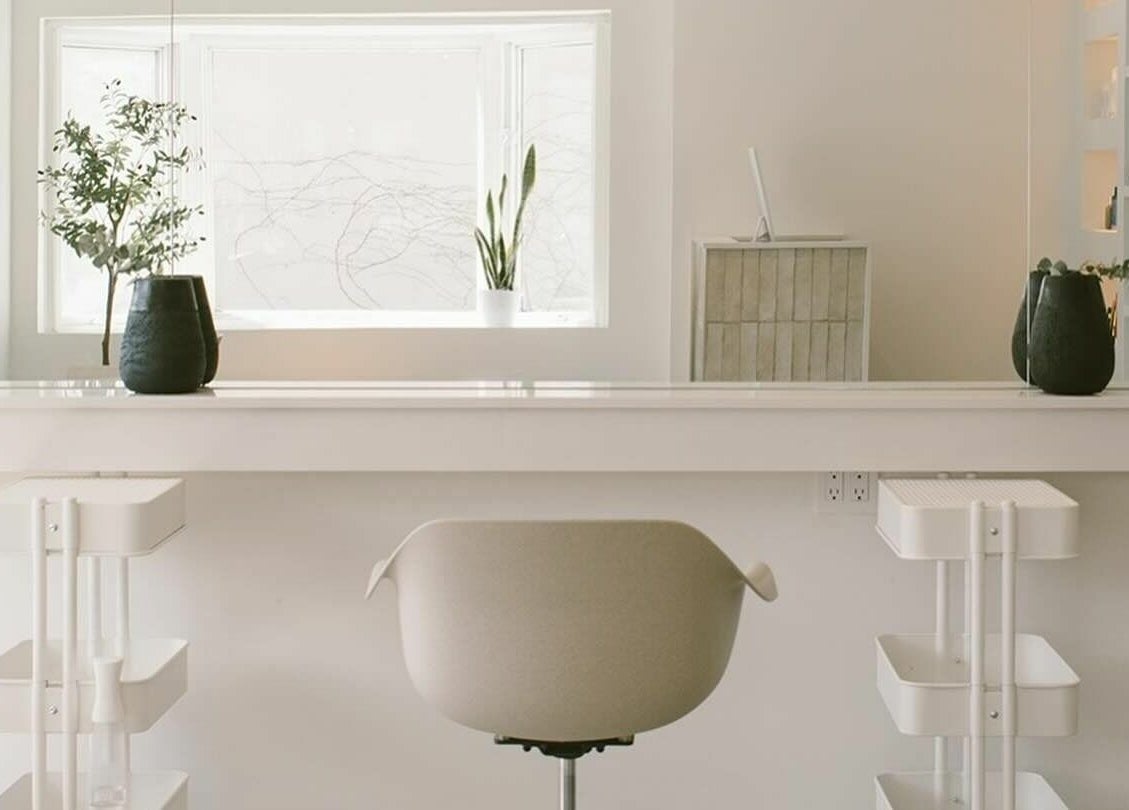 Salon lumineux et moderne chez Mane by TK, Pointe-Claire, Québec, CA. Décor épuré et élégance naturelle.