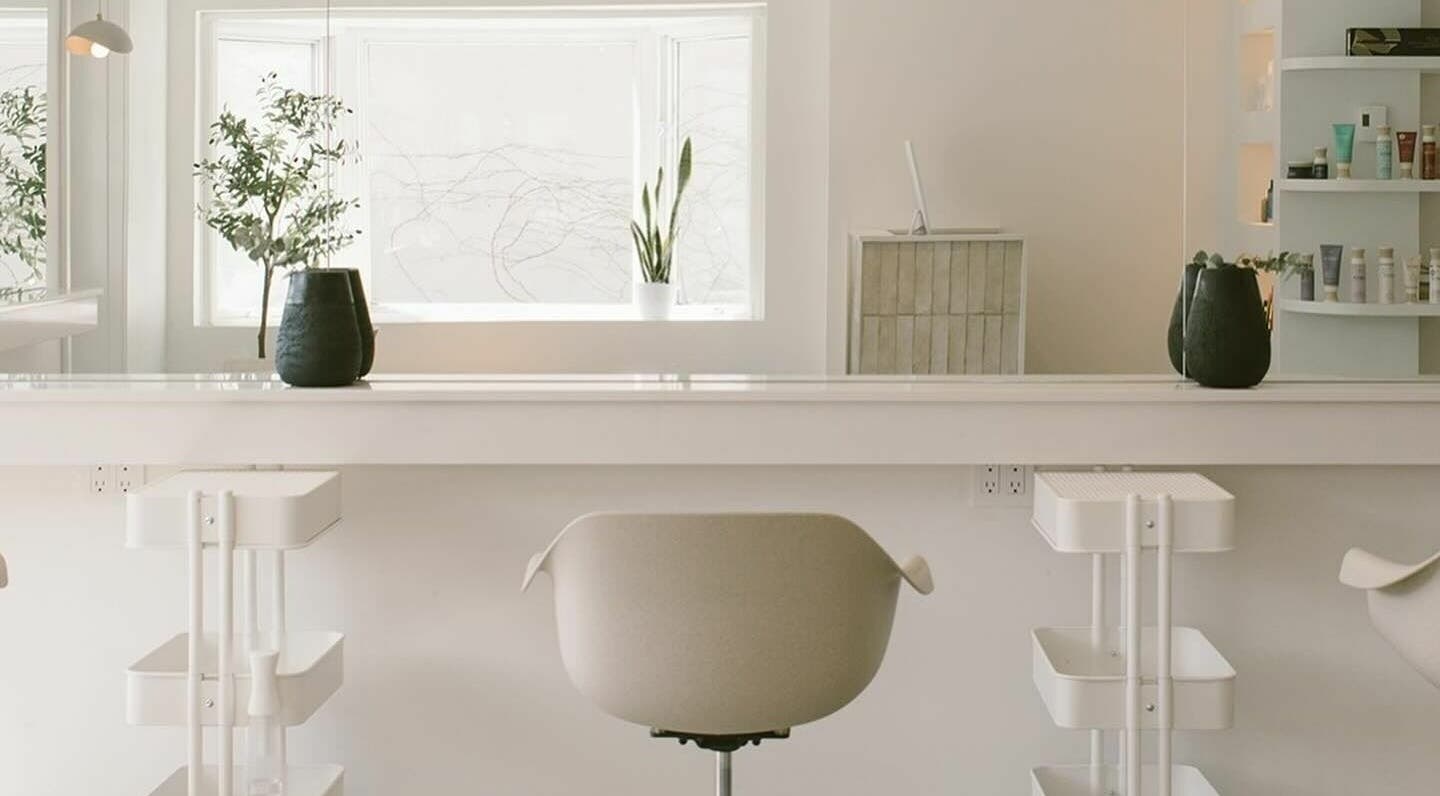 Salon lumineux et moderne chez Mane by TK, Pointe-Claire, Québec, CA. Décor épuré et élégance naturelle.