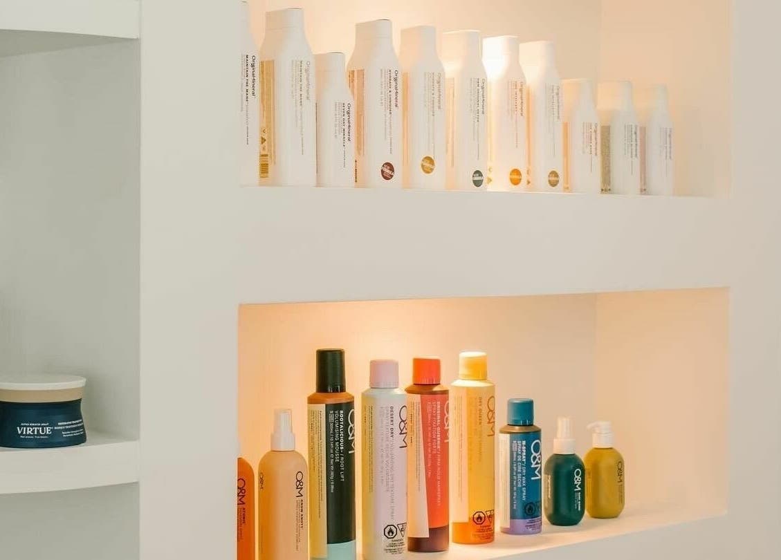 Produits de beauté soigneusement alignés à Mane by TK, Pointe-Claire, Québec, CA, reflétant l'élégance moderne.