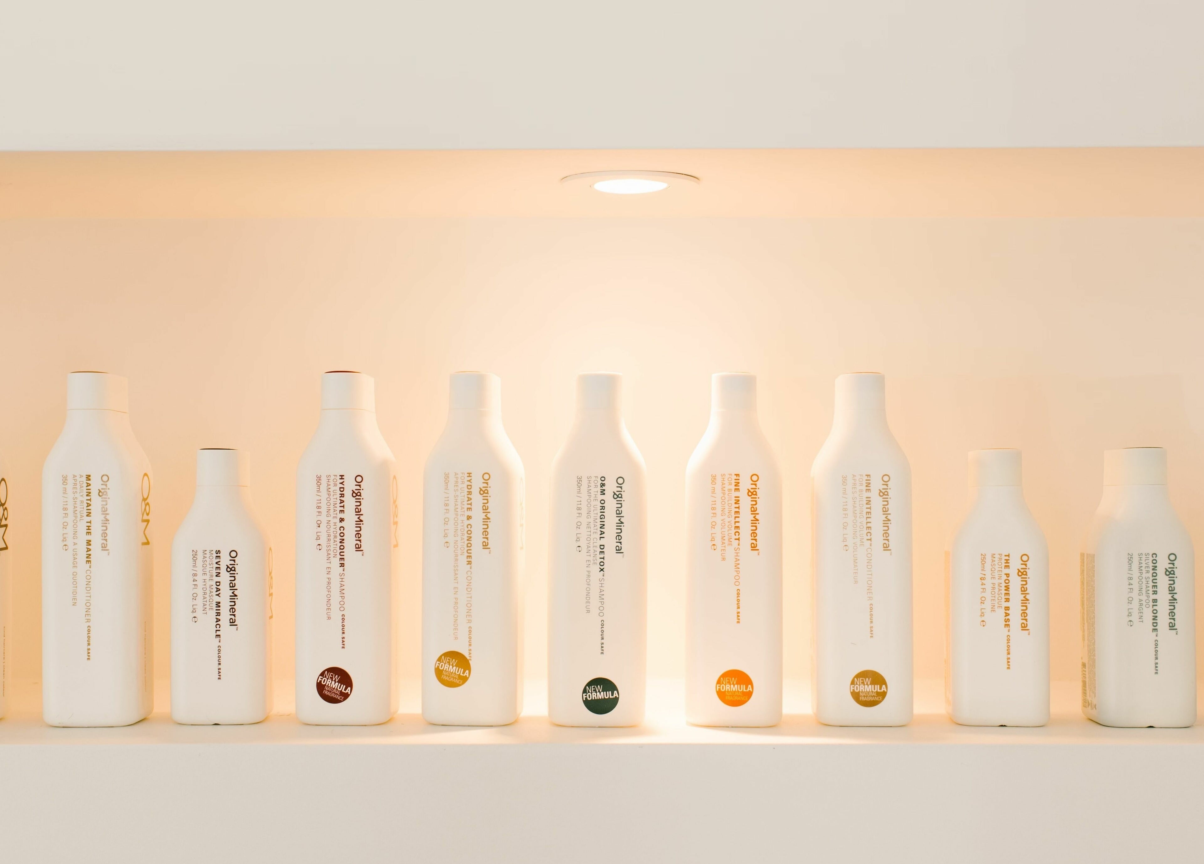 Produits capillaires sur étagère éclairée chez Mane by TK, Pointe-Claire, Québec, CA.