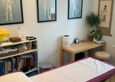 Calming acupuncture studio at Jessica Leyland Acupuncture, Southampton, England, GB, featuring a treatment bed.