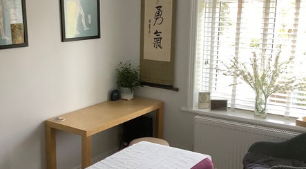 Tranquil treatment room at Jessica Leyland Acupuncture, Southampton, England, GB with minimalist decor.