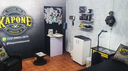 Interior do estúdio Kapone Tattoo Ink em São Paulo, São Paulo, BR, com cadeira e decoração temática.