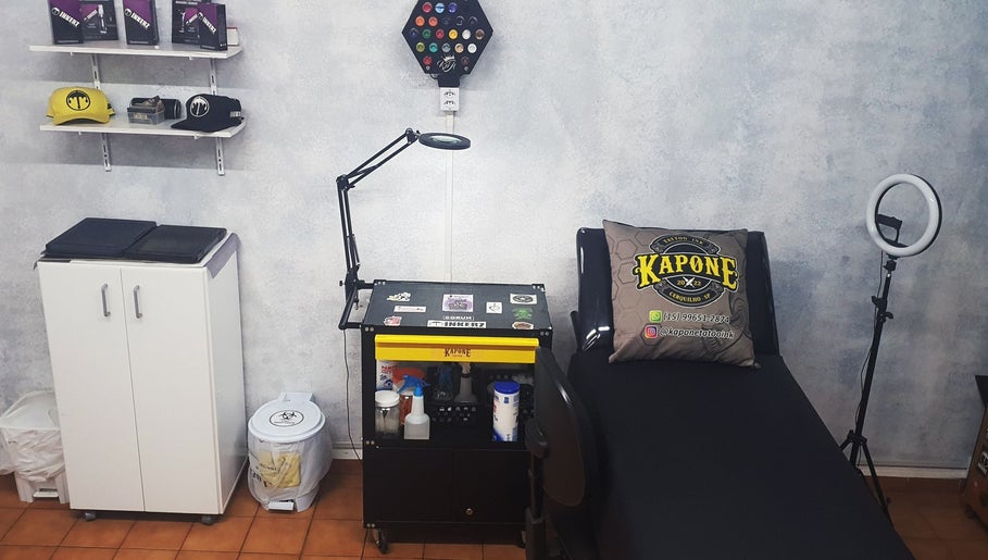 Interior moderno do estúdio Kapone Tattoo Ink em São Paulo, São Paulo, BR, com equipamentos profissionais.