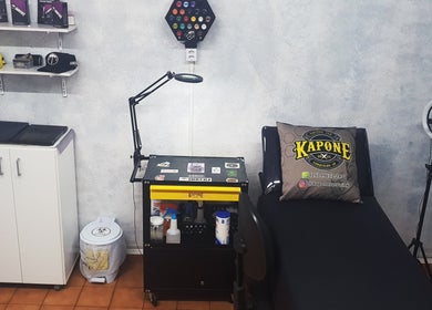 Interior moderno do estúdio Kapone Tattoo Ink em São Paulo, São Paulo, BR, com equipamentos profissionais.